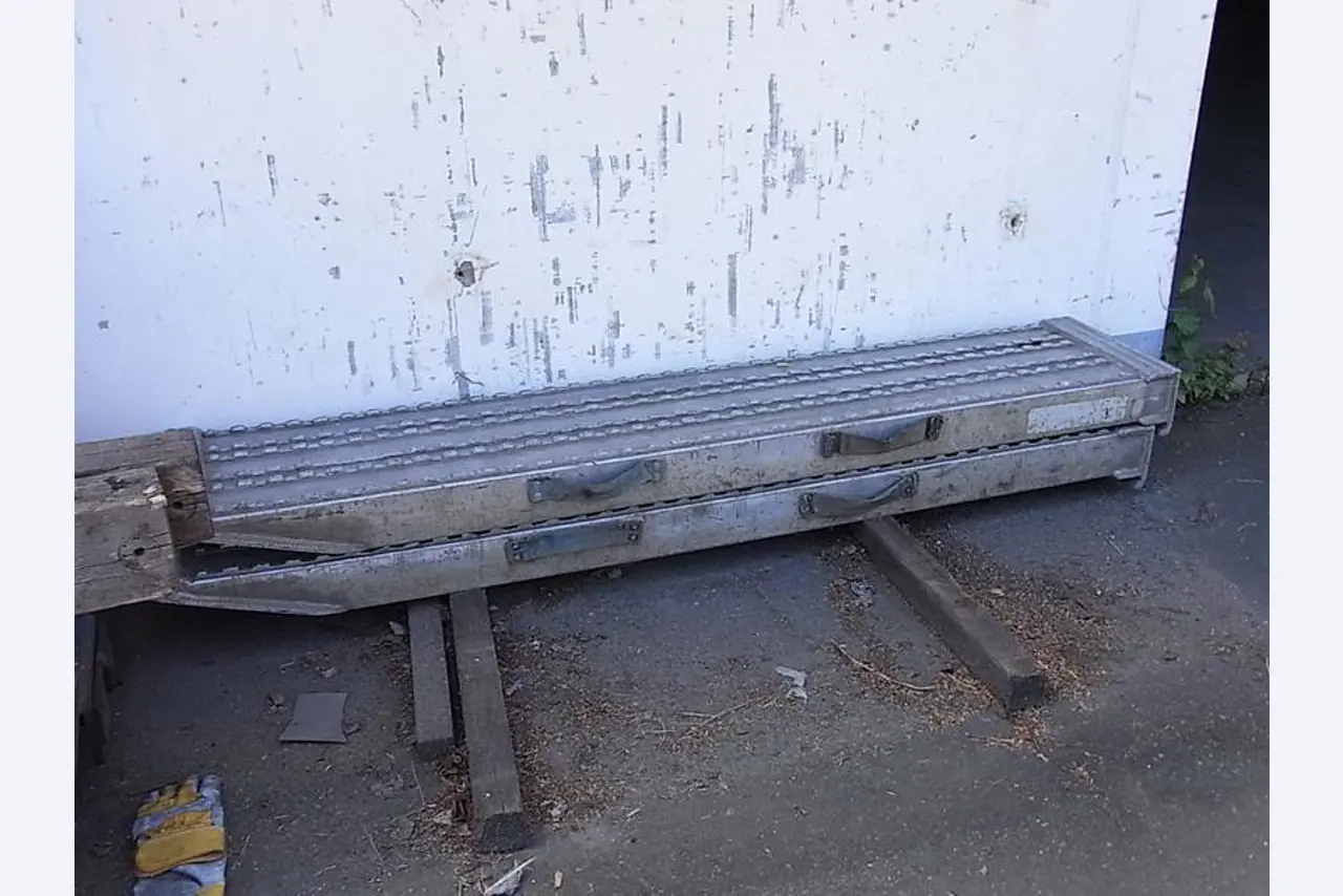 2 gepflegte Auflieger-1