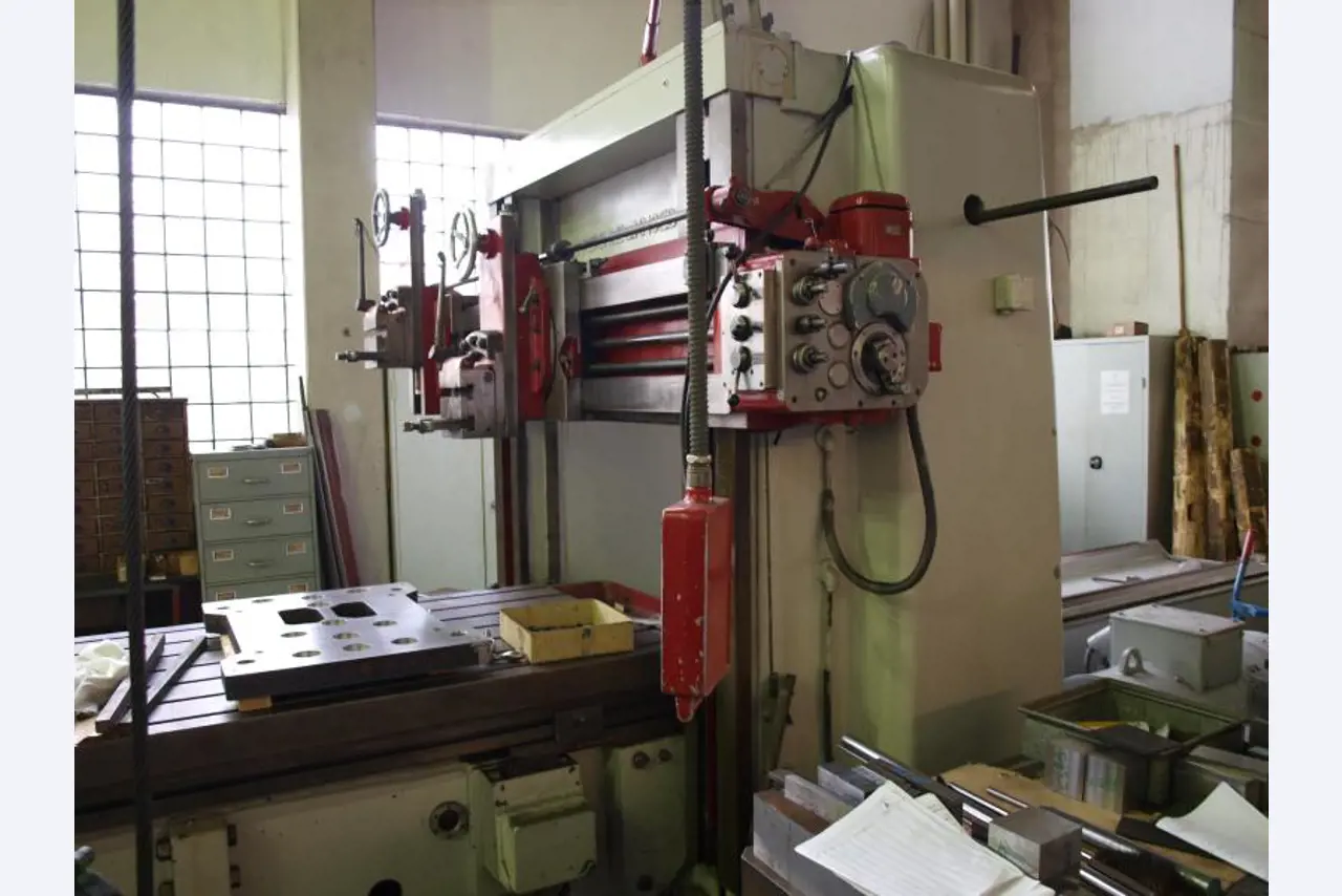 Empresa de fabricación de herramientas e ingeniería mecánica-1