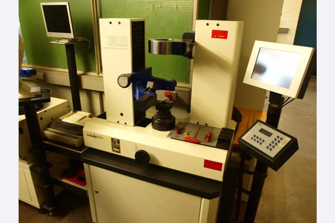 gepflegte Werkzeuge / <br>Zubehör sowie sonstige Betriebsmittel
-1