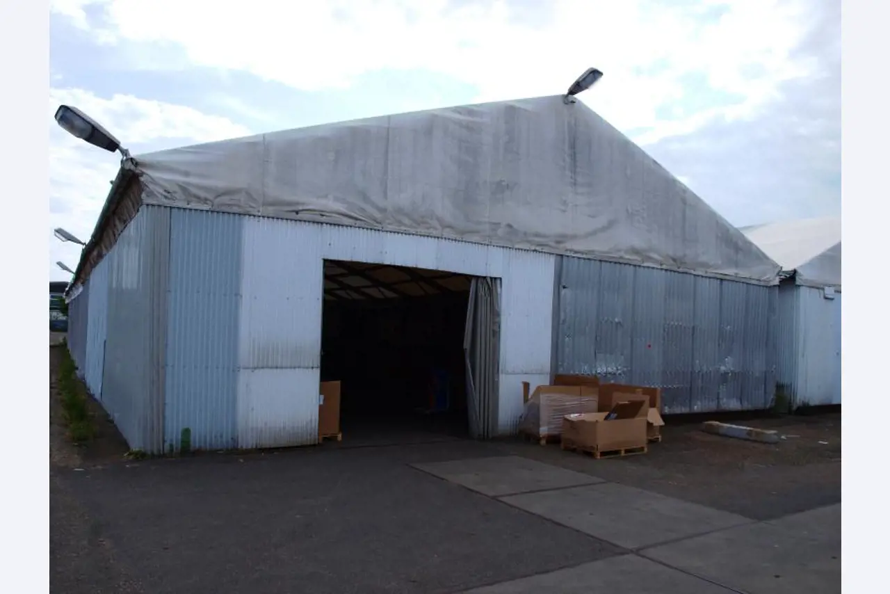 gepflegte Werkzeuge / <br>Zubehör sowie sonstige Betriebsmittel
-1