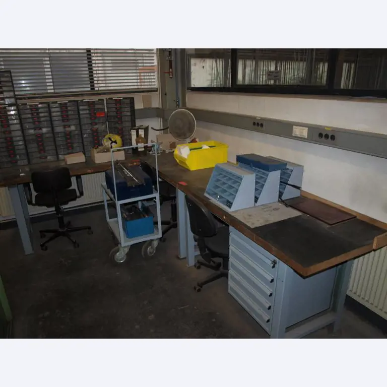 gepflegte Werkzeuge / <br>Zubehör sowie sonstige Betriebsmittel
-1