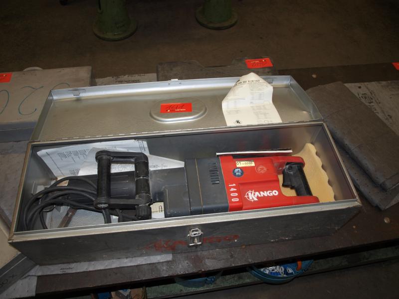 gepflegte Werkzeuge / <br>Zubehör sowie sonstige Betriebsmittel
-1