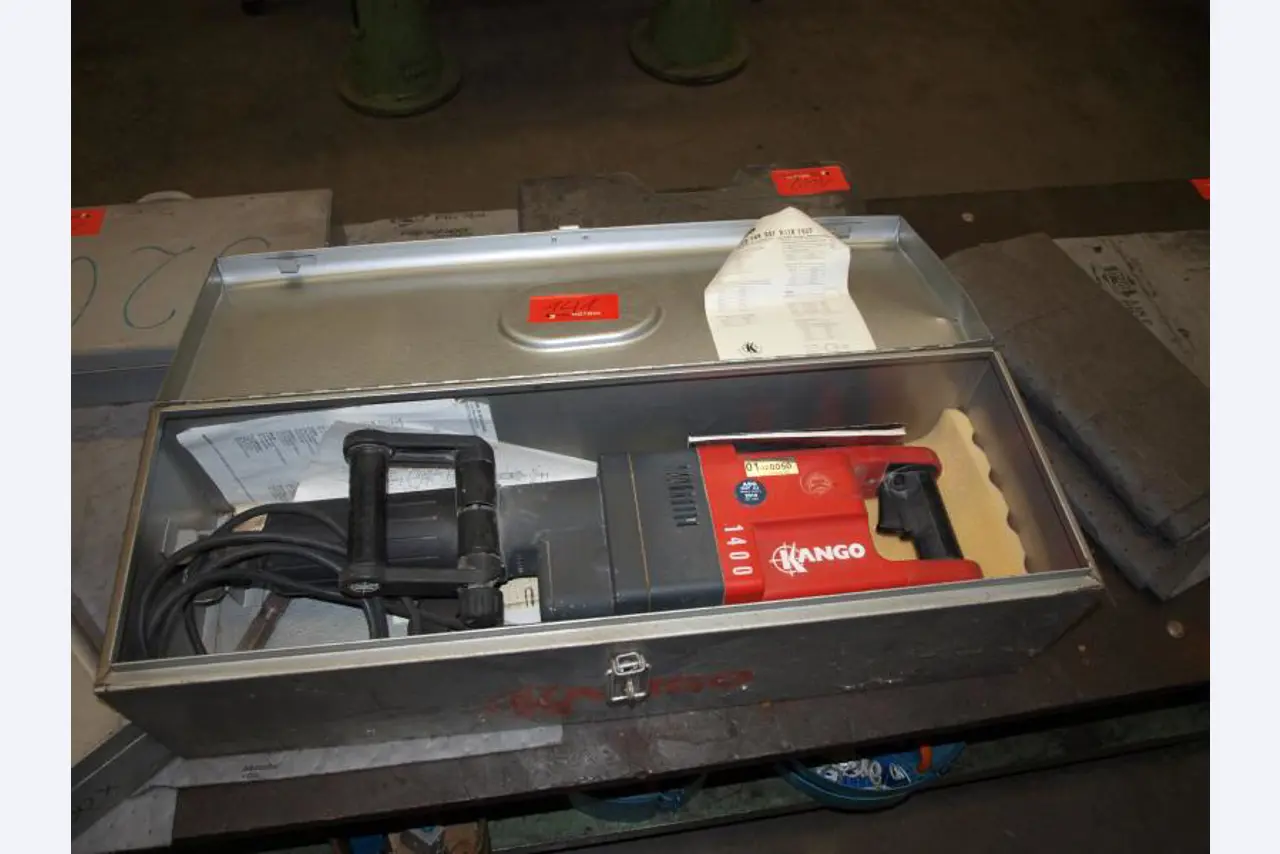 gepflegte Werkzeuge / <br>Zubehör sowie sonstige Betriebsmittel
-1