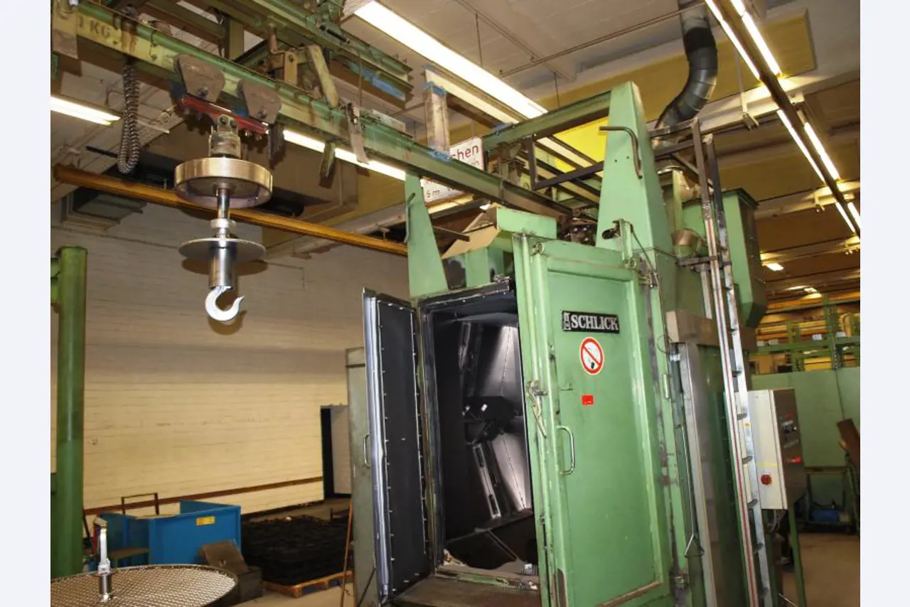 gepflegte Werkzeuge / <br>Zubehör sowie sonstige Betriebsmittel
-2