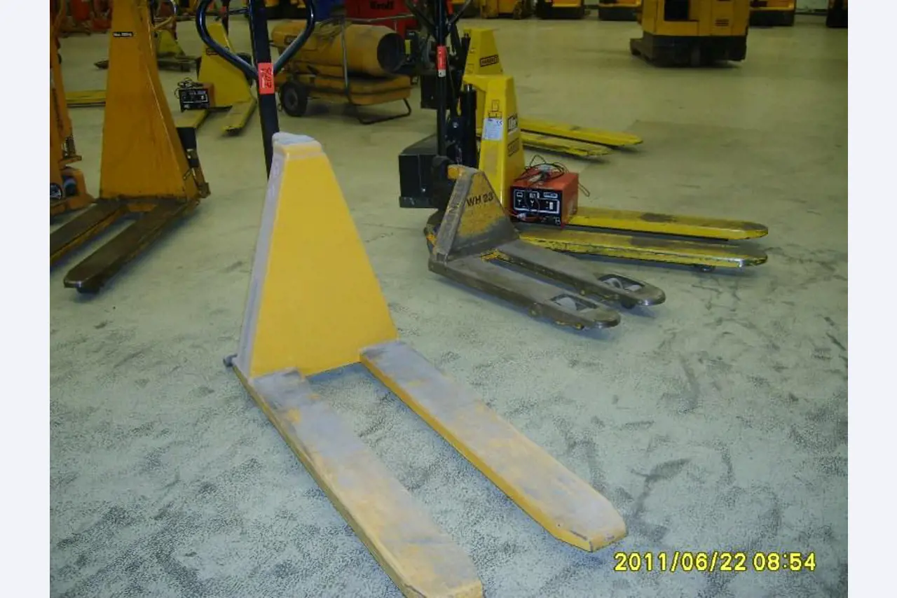 gepflegte Werkzeuge / <br>Zubehör sowie sonstige Betriebsmittel
-1