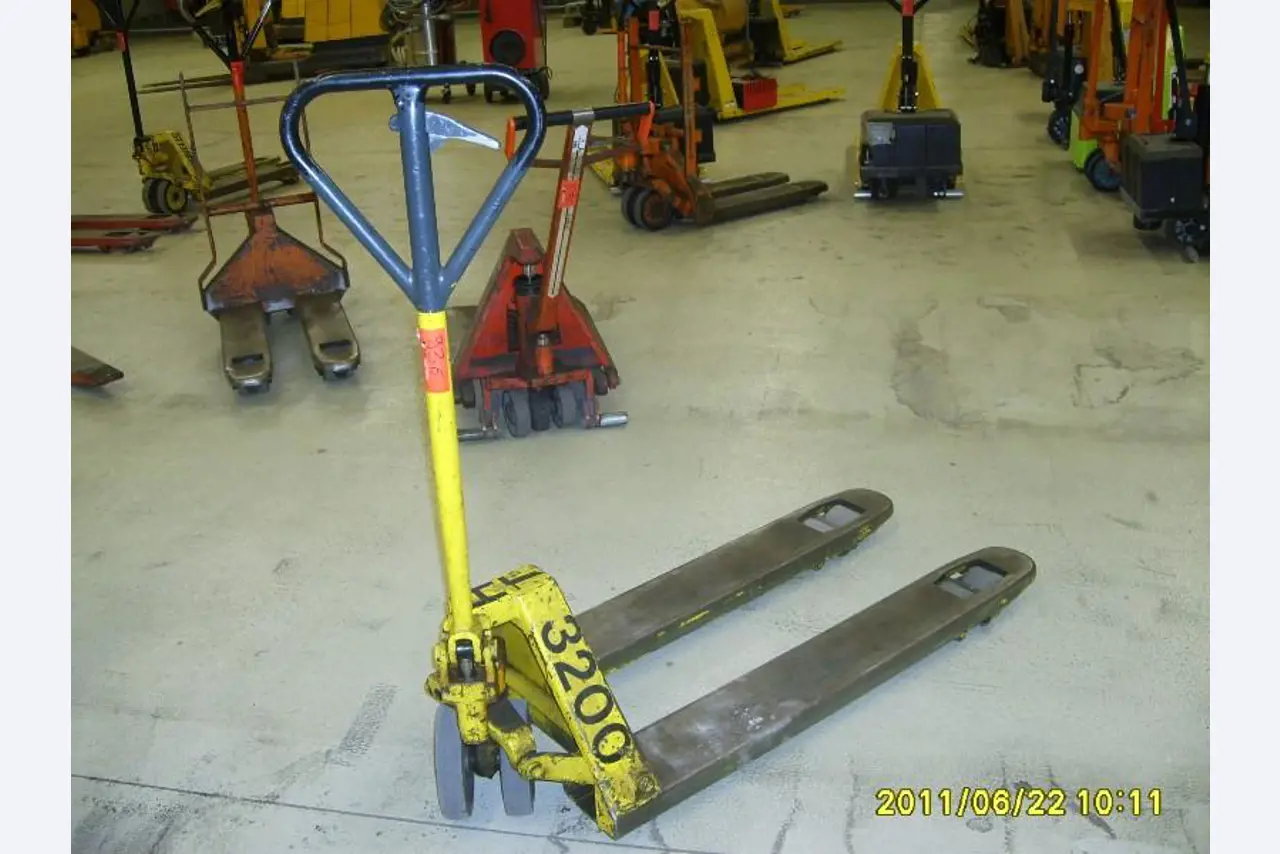 gepflegte Werkzeuge / <br>Zubehör sowie sonstige Betriebsmittel
-1