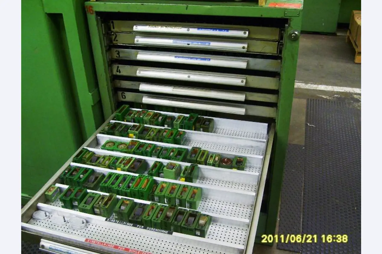 gepflegte Werkzeuge / <br>Zubehör sowie sonstige Betriebsmittel
-11