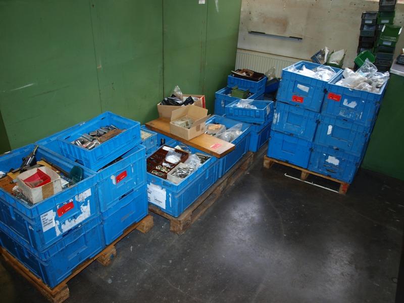 gepflegte Werkzeuge / <br>Zubehör sowie sonstige Betriebsmittel
-3