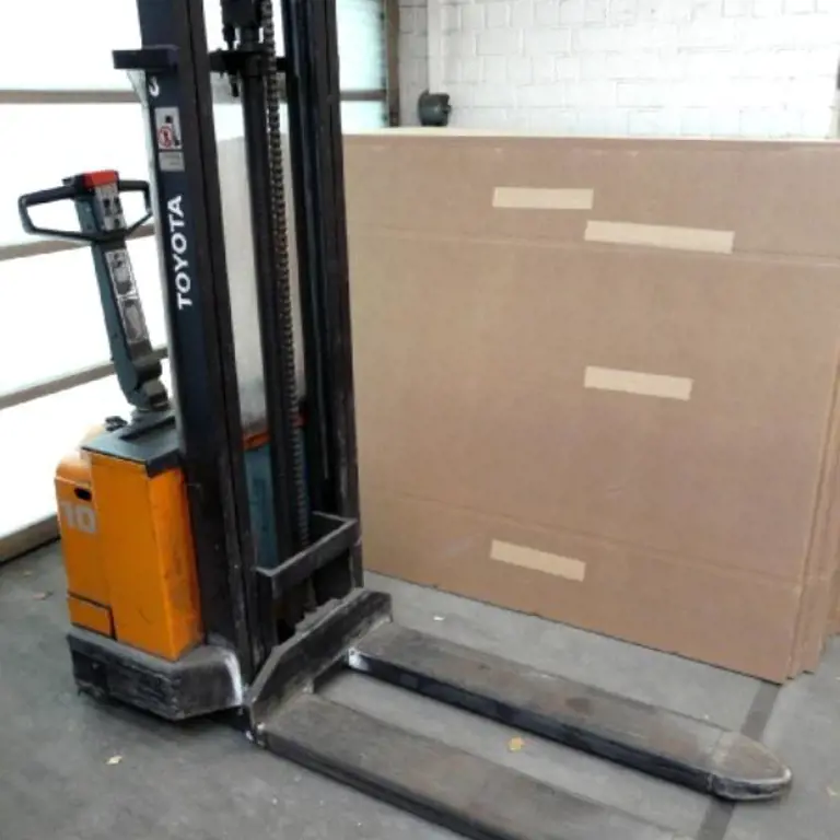 electric pole forklift Toyota 144675/290