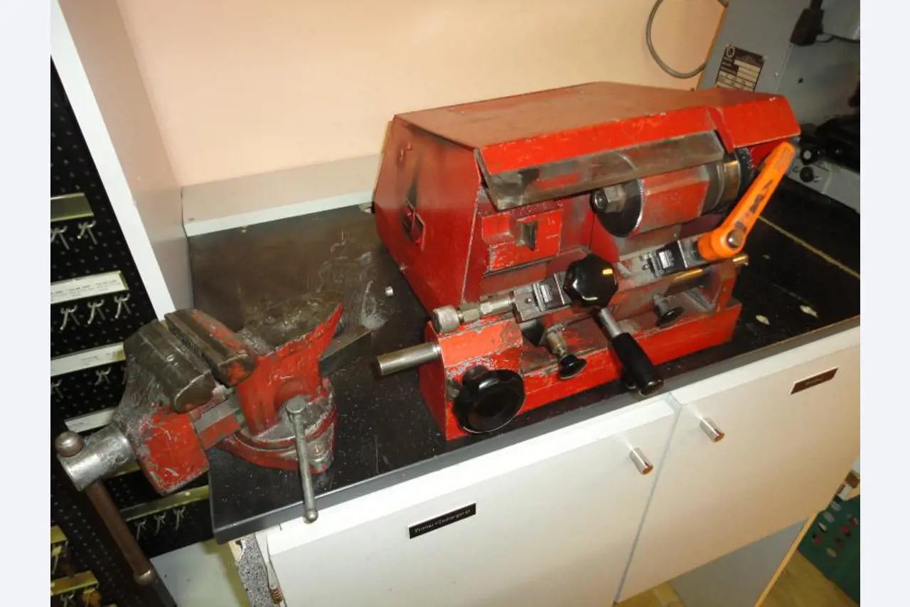 shoe- and locksmith-11