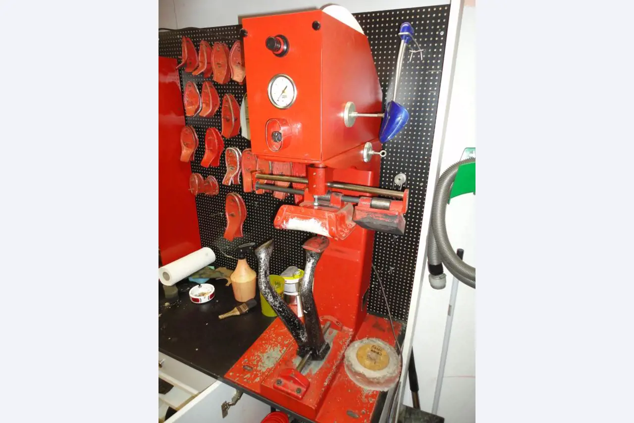 shoe- and locksmith-21