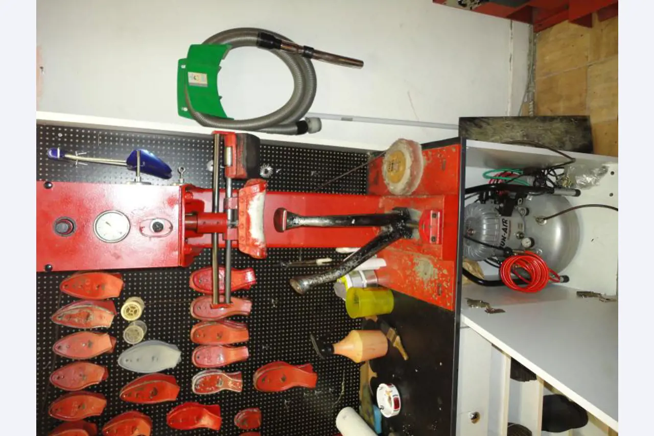 shoe- and locksmith-25
