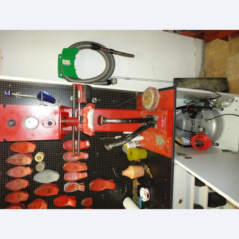 shoe- and locksmith-25