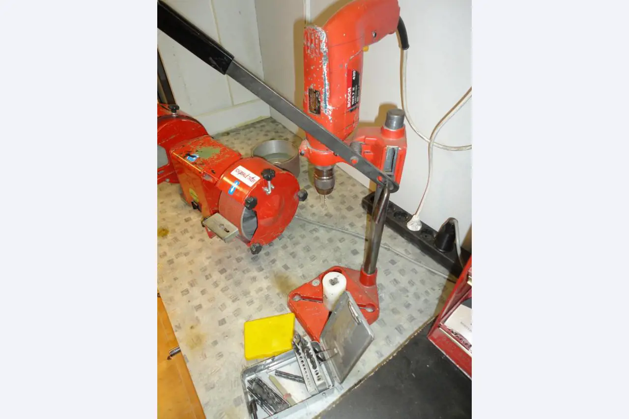 shoe- and locksmith-26