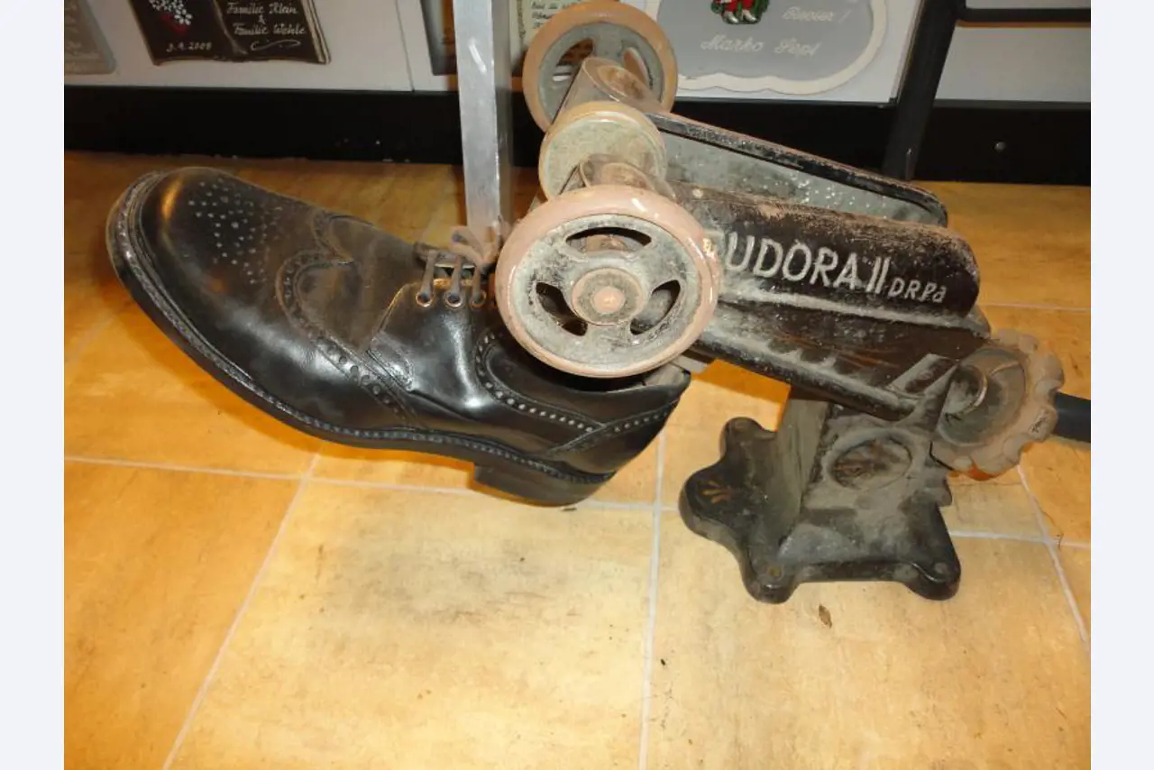 shoe- and locksmith-32