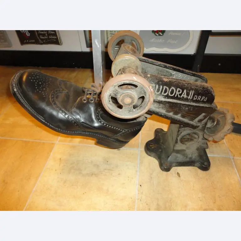 shoe- and locksmith-32