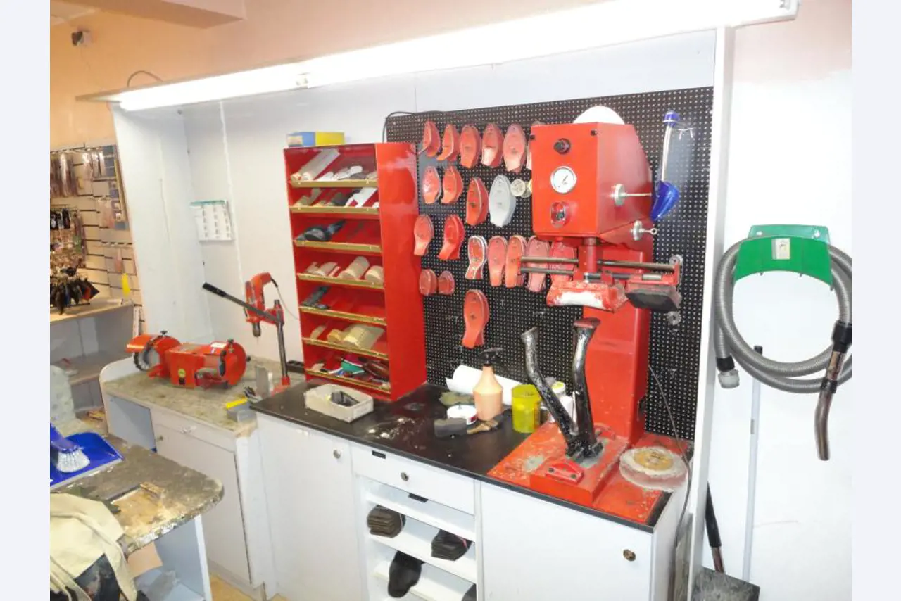 shoe- and locksmith-42