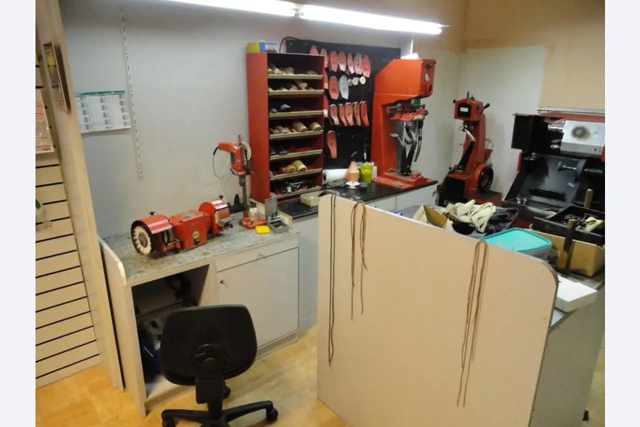 shoe- and locksmith-43