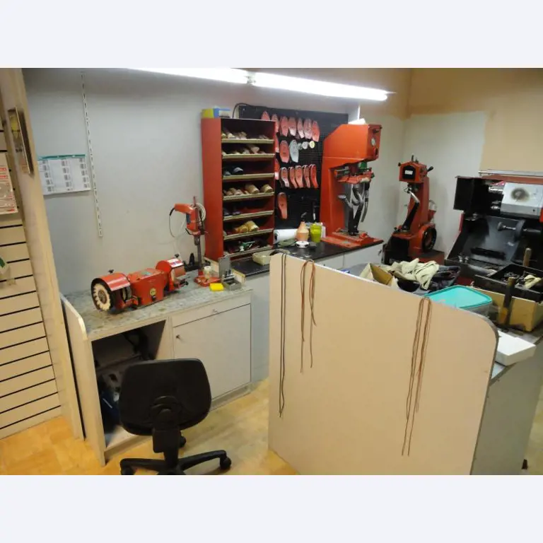 shoe- and locksmith-43