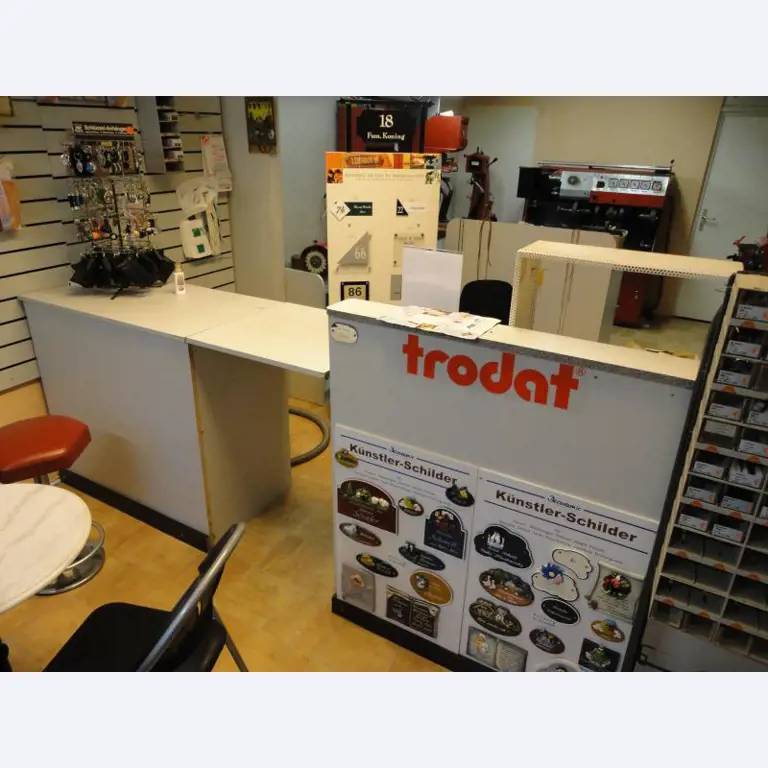 shoe- and locksmith-44
