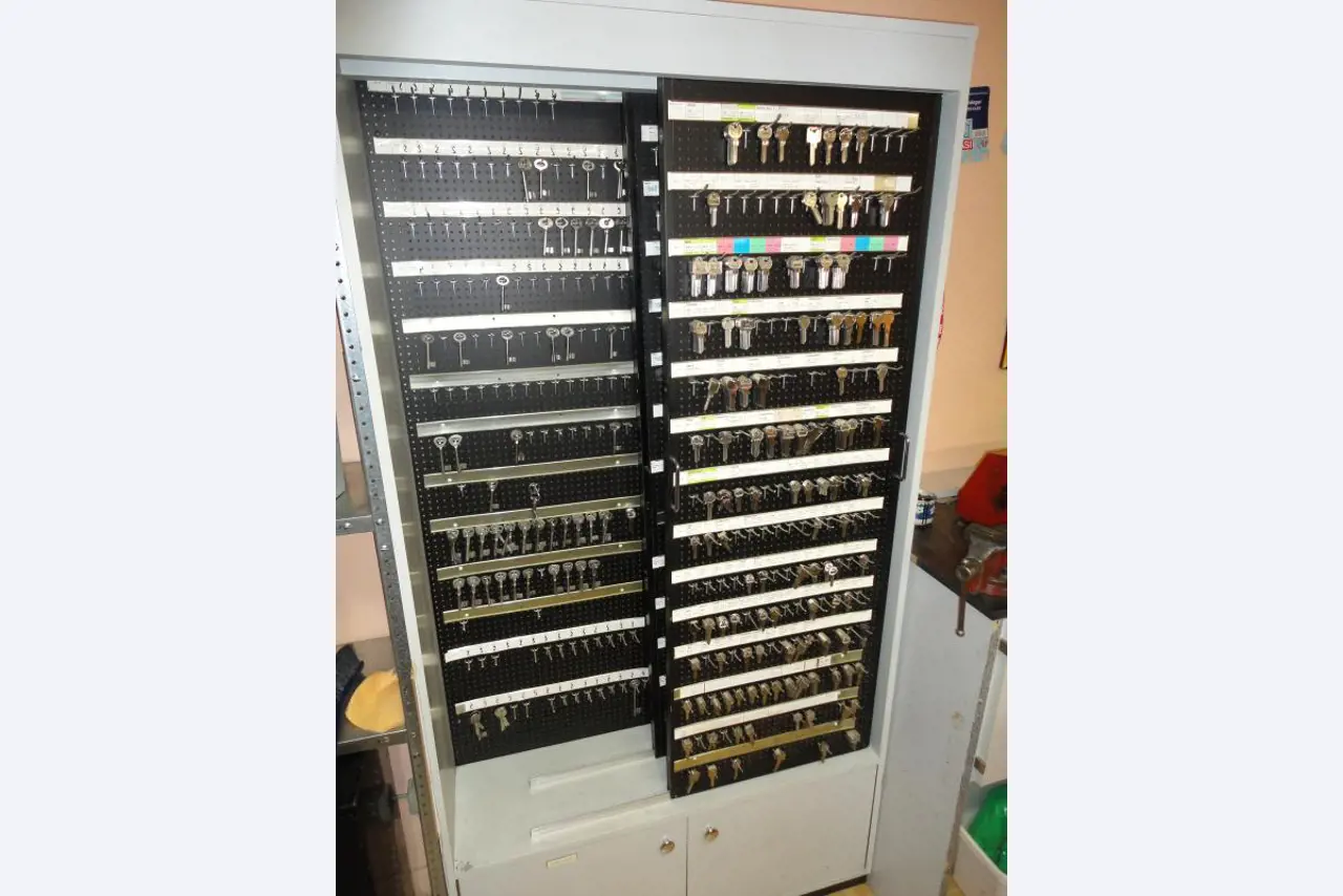 shoe- and locksmith-51
