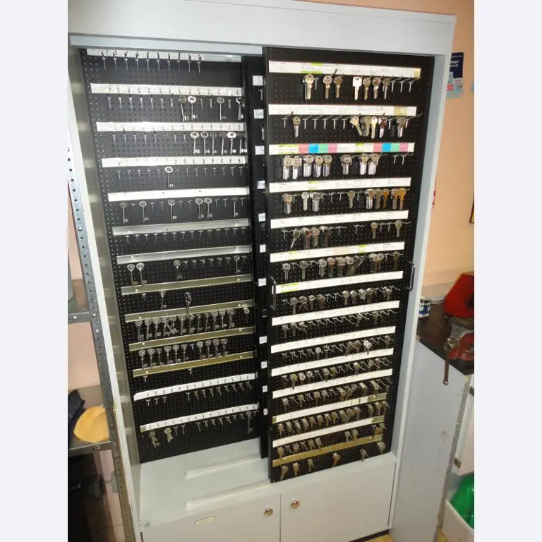 shoe- and locksmith-51