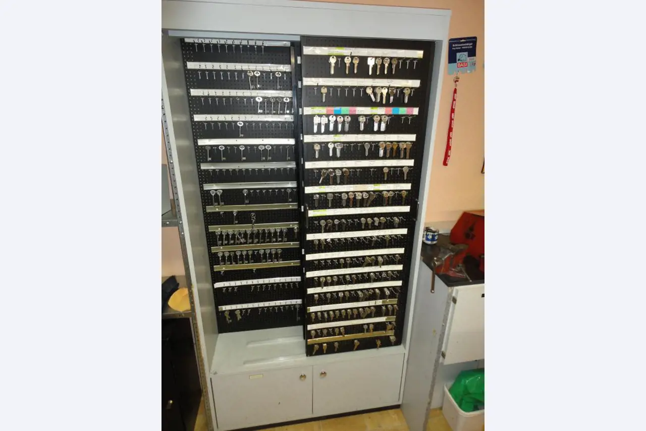 shoe- and locksmith-55