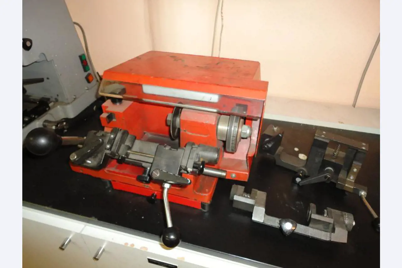 shoe- and locksmith-8