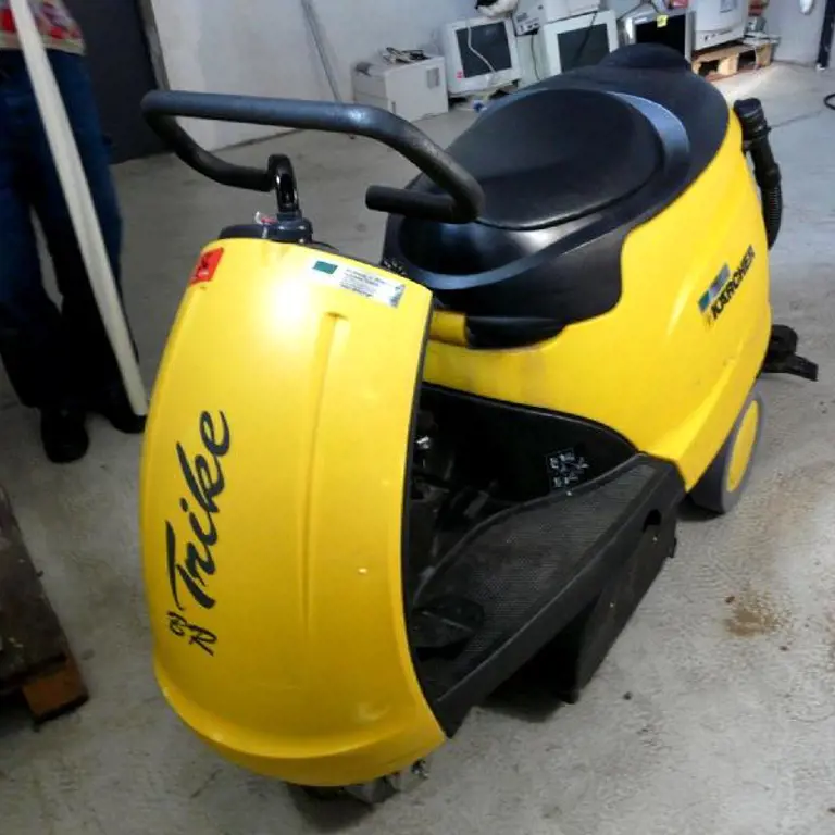 ride-on cleaning machine Kärcher Trike BR