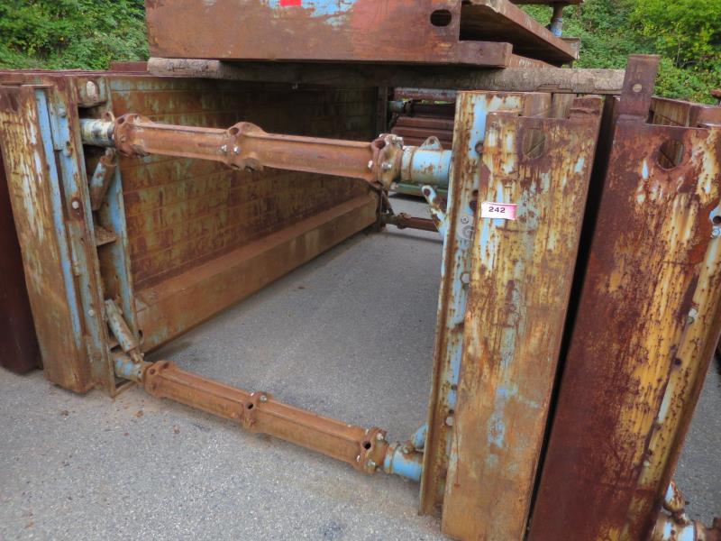 dobro vzdrževani gradbeni stroji in oprema <br>kot tudi tehnologija gradnje predorov.-1