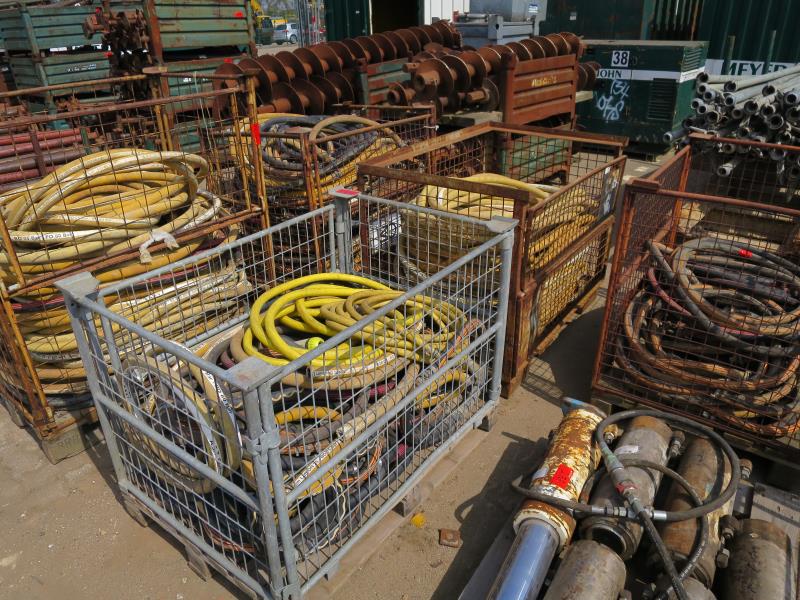 des machines et engins de chantier bien entretenus <br>ainsi que la technique de creusement des tunnels-1