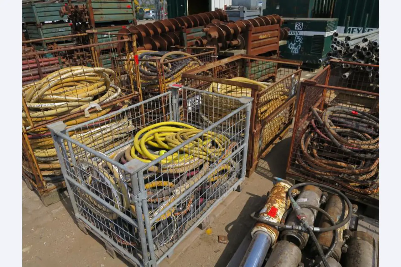 máquinas e equipamentos de construção bem conservados <br>bem como tecnologia de construção de túneis-1