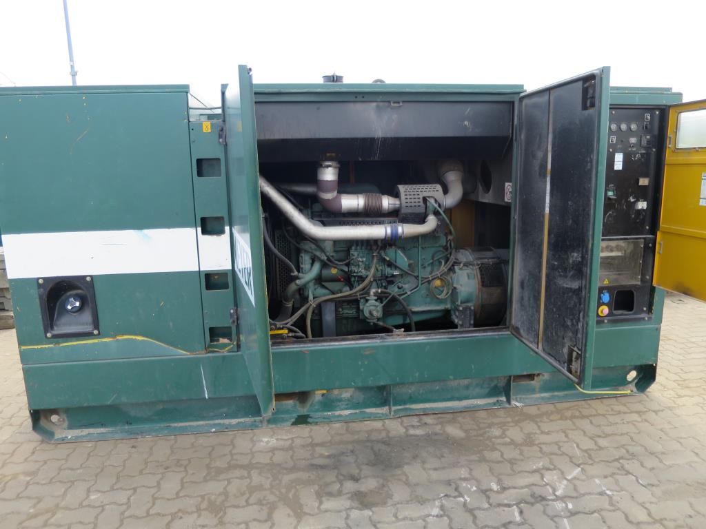 dobro vzdrževani gradbeni stroji in oprema.-2