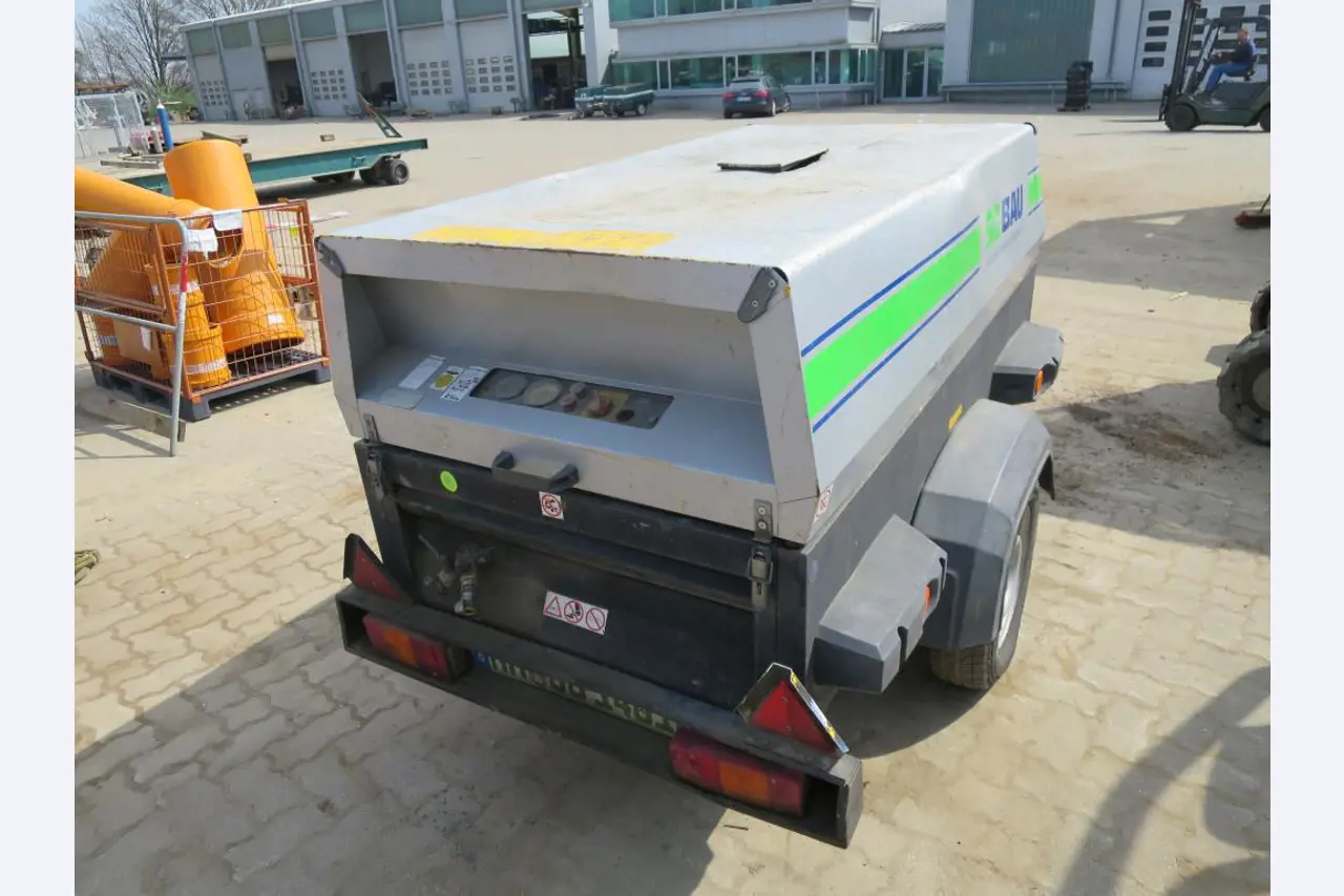 dobro vzdrževani gradbeni stroji in oprema.-2