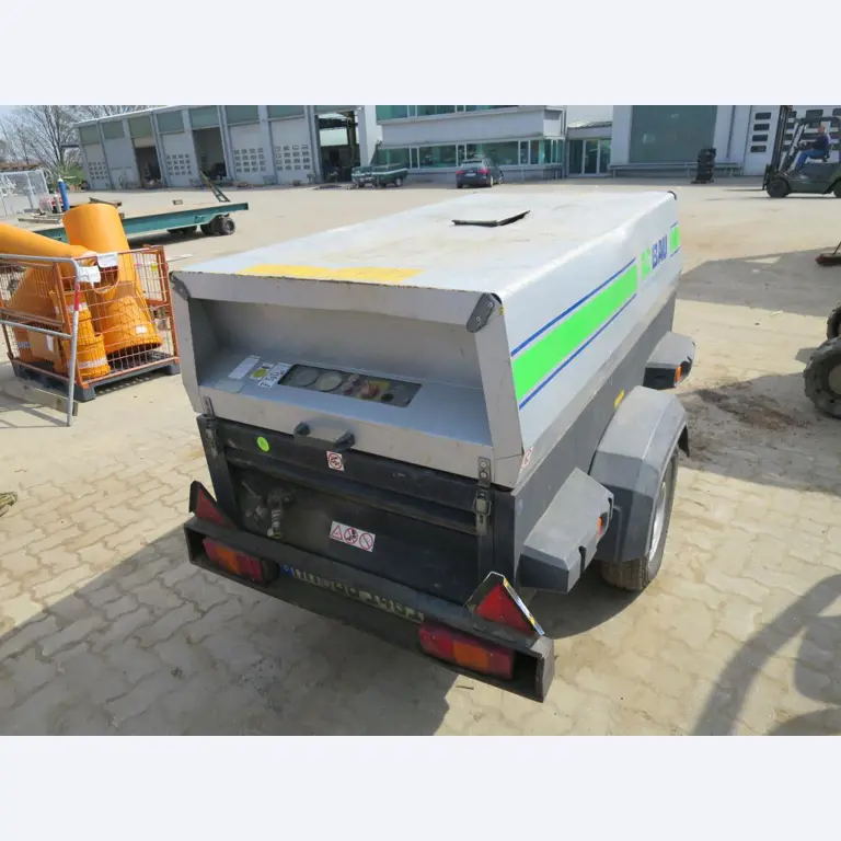 dobro vzdrževani gradbeni stroji in oprema.-2