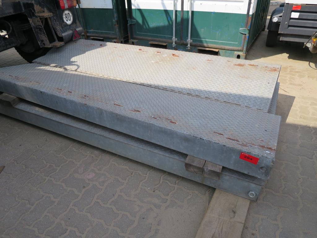 dobro vzdrževani gradbeni stroji in oprema.-1