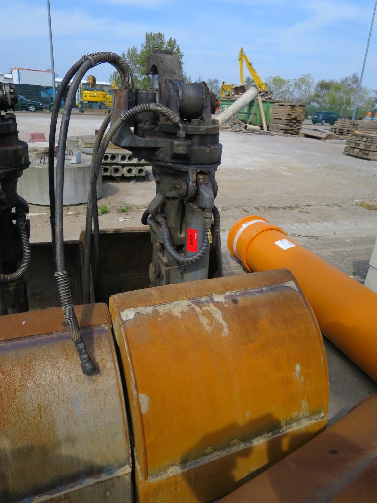 dobro vzdrževani gradbeni stroji in oprema.-1