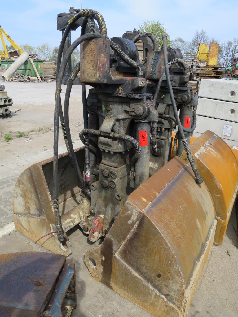 dobro vzdrževani gradbeni stroji in oprema.-1