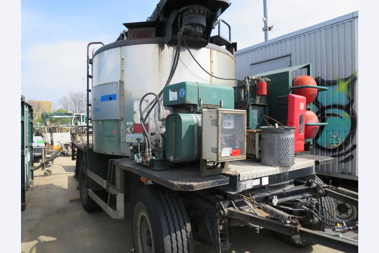 dobro vzdrževani gradbeni stroji in oprema.-1