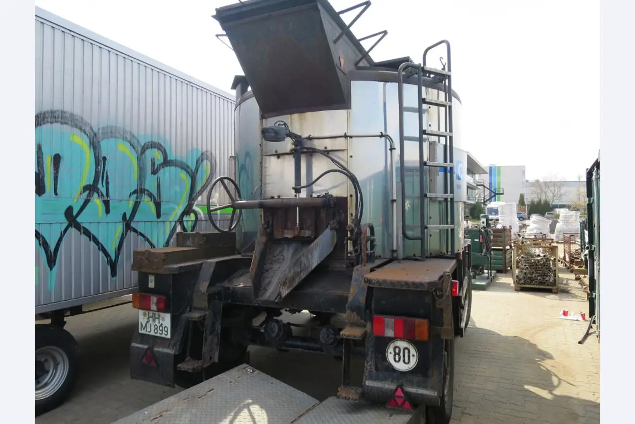 dobro vzdrževani gradbeni stroji in oprema.-2