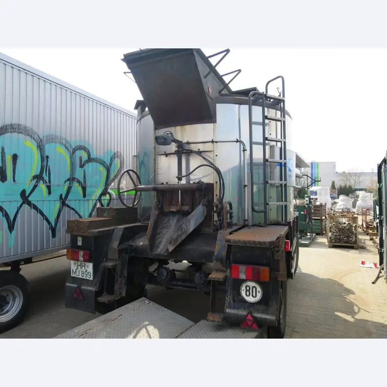 dobro vzdrževani gradbeni stroji in oprema.-2