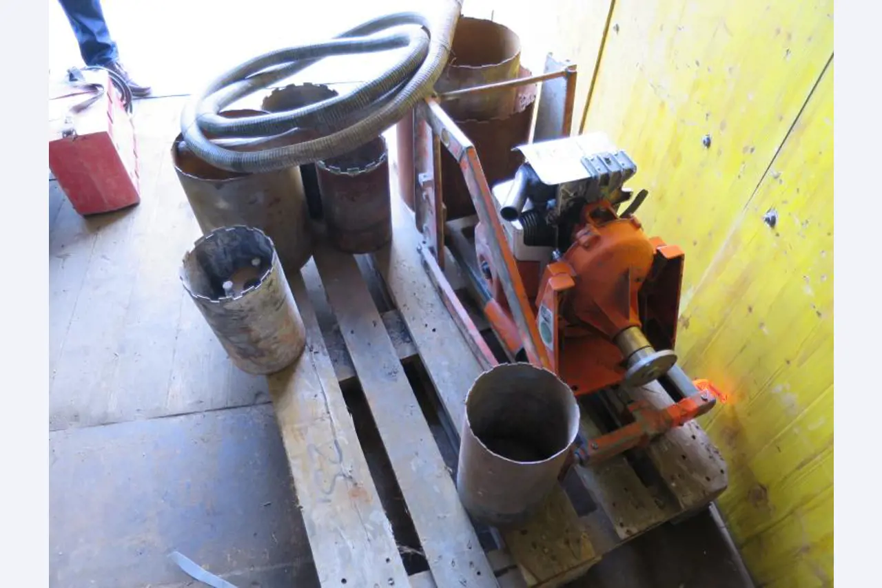 máquinas e equipamentos de construção bem conservados <br>bem como tecnologia de construção de túneis-1
