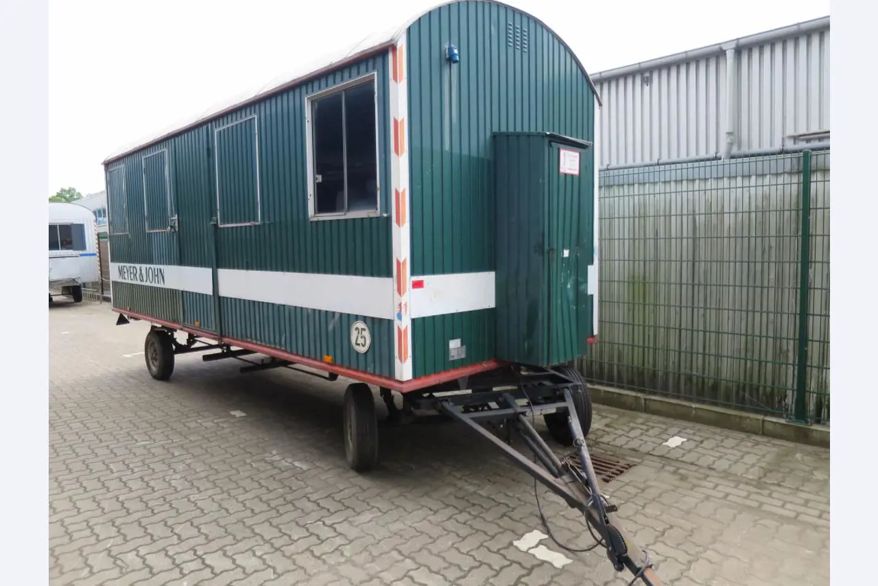 dobro vzdrževani gradbeni stroji in oprema.-1