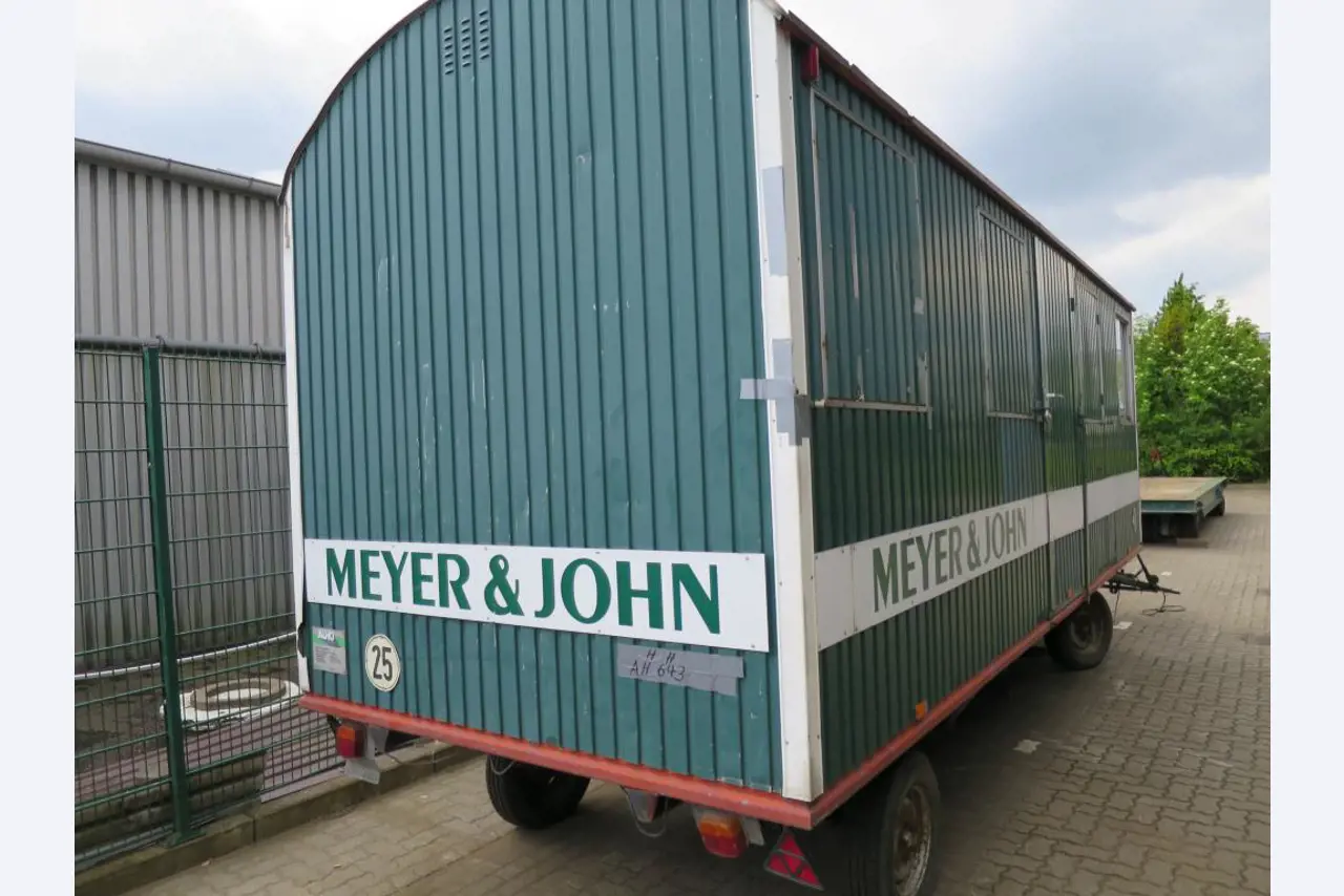 dobro vzdrževani gradbeni stroji in oprema.-2