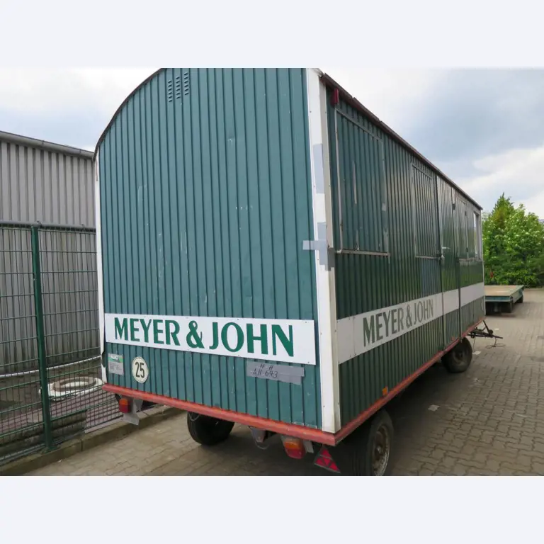 dobro vzdrževani gradbeni stroji in oprema.-2