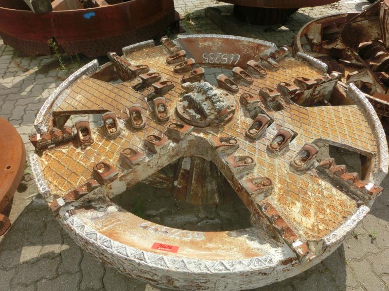 dobro vzdrževani gradbeni stroji in oprema <br>kot tudi tehnologija gradnje predorov.-1