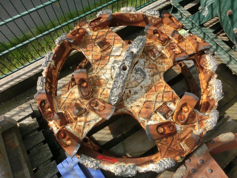 dobro vzdrževani gradbeni stroji in oprema <br>kot tudi tehnologija gradnje predorov.-1