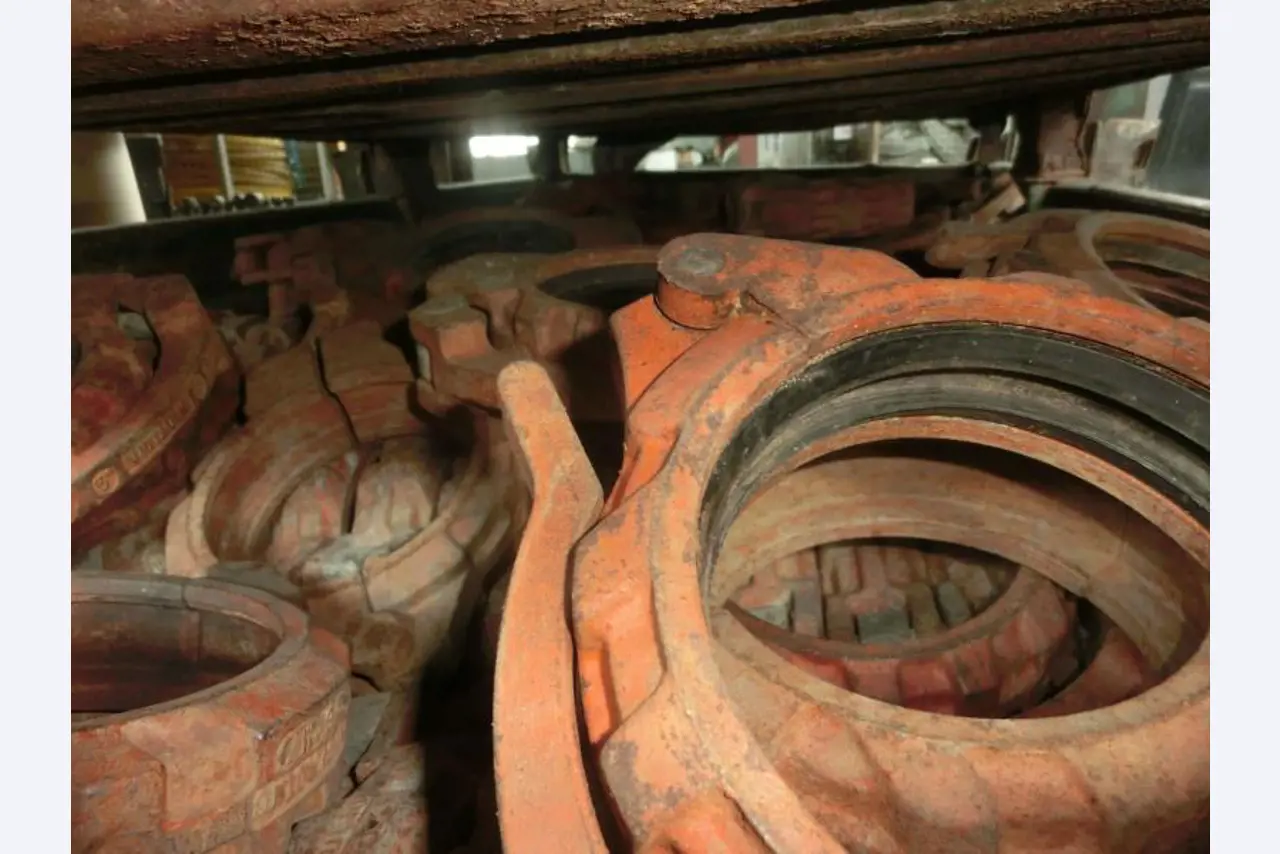 máquinas e equipamentos de construção bem conservados <br>bem como tecnologia de construção de túneis-1