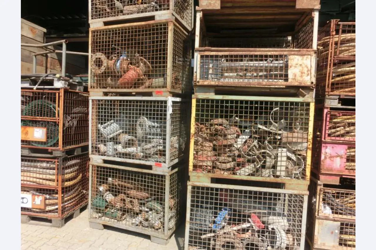 máquinas e equipamentos de construção bem conservados <br>bem como tecnologia de construção de túneis-1