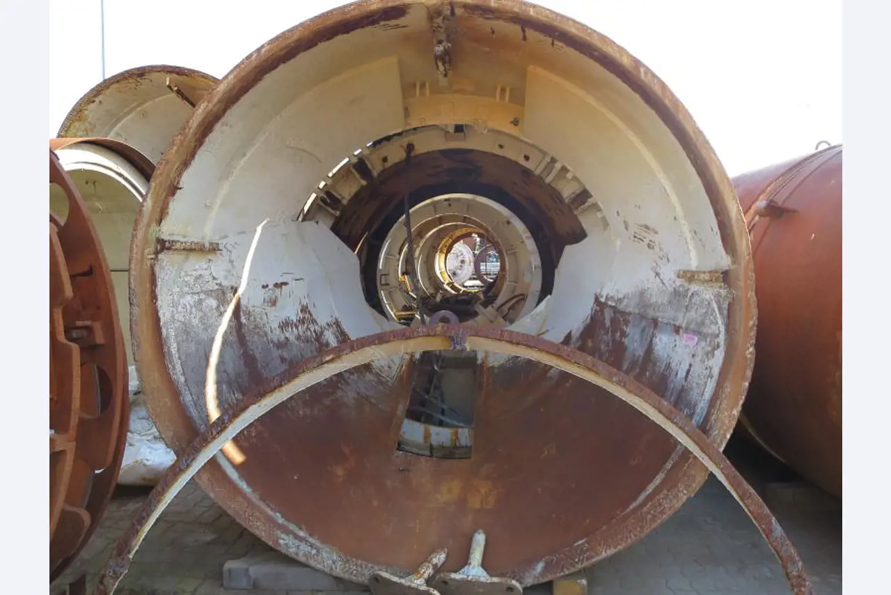 máquinas e equipamentos de construção bem conservados <br>bem como tecnologia de construção de túneis-1
